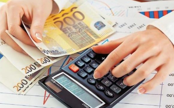 Publikohet udhezimi per te dypunesuarit: Nga 2021 rritet tatimi mbi te ardhurat